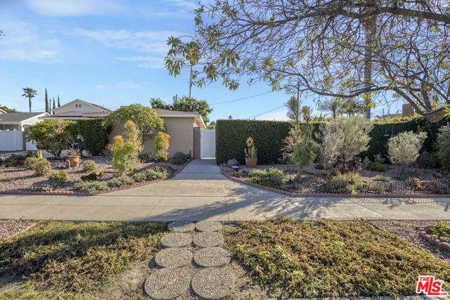 9610 Odessa Avenue, Northridge CA: https://media.crmls.org/mediaz/a1857e7a-a44c-46c7-a2f4-96b24a6f3e79.jpg