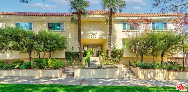 933 17th Street, Santa Monica CA: https://media.crmls.org/mediaz/a18588ff-fff2-4668-b3ea-4a5921319180.jpg