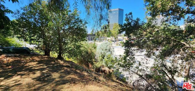 3643 Fredonia Drive, Los Angeles CA: https://media.crmls.org/mediaz/a18786bb-7b28-4e26-997a-d8ff836e7f91.jpg