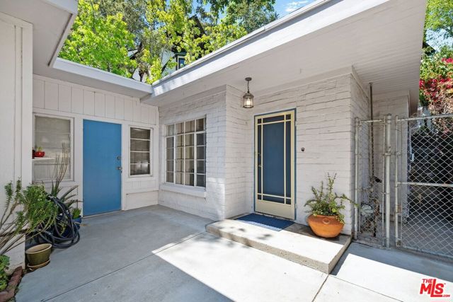 10431 Seabury Lane, Los Angeles CA: https://media.crmls.org/mediaz/a18823ac-f8c4-4432-9f1e-f32ed86f5091.jpg