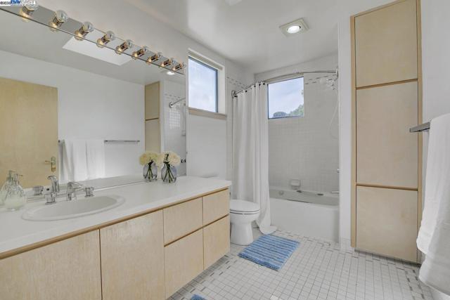 319 Tappan Ter, Orinda CA: https://media.crmls.org/mediaz/a1889bfd-8e28-4f43-8a54-93b0a329698a.jpg