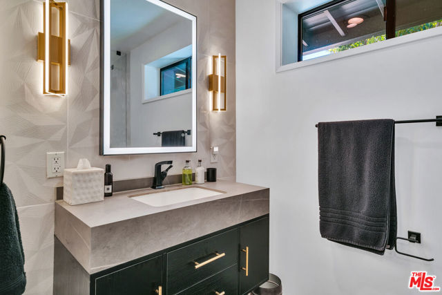 3001 Dona Nenita Place, Studio City CA: https://media.crmls.org/mediaz/a1891022-9b85-4df2-a6fa-28d835cb9d10.jpg