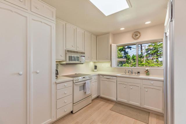 59 Skyline Crest Dr, Monterey CA: https://media.crmls.org/mediaz/a18a7558-15ac-453d-b996-832619c47941.jpg