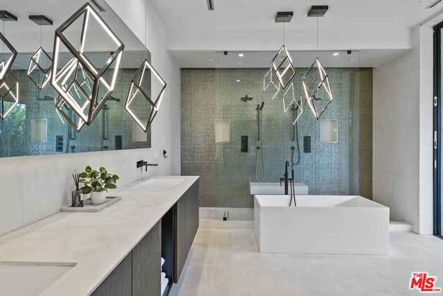 428 N La Jolla Avenue, Los Angeles CA: https://media.crmls.org/mediaz/a18a890b-ba90-4e19-977e-22b787b0f031.jpg