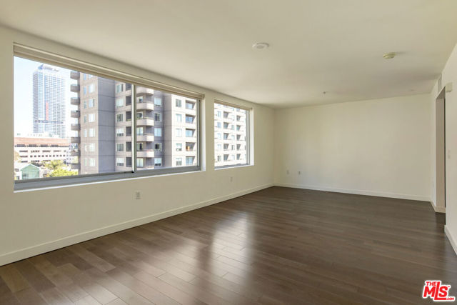 901 S Flower Street, Los Angeles CA: https://media.crmls.org/mediaz/a18b0a33-d18e-49d5-a185-519451f265d1.jpg