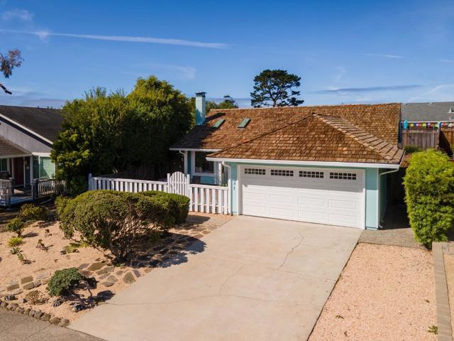 201 Bridgeport Drive, Half Moon Bay CA: https://media.crmls.org/mediaz/a18b50ac-9c11-4a8c-9847-5bb3321d1a00.jpg