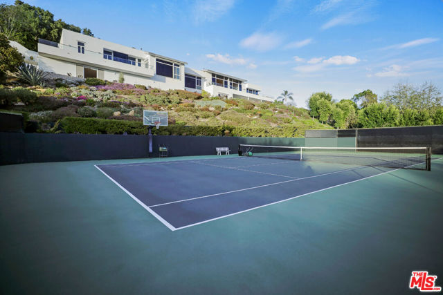 27454 Winding Way, Malibu CA: https://media.crmls.org/mediaz/a18b5a95-fcd2-4fc2-90cc-7f0737c7450c.jpg