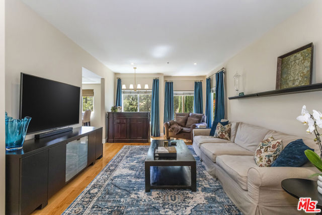3943 Avenida Del Sol, Studio City CA: https://media.crmls.org/mediaz/a18b64e6-89d4-44ef-9b4e-e97a9736fb8e.jpg
