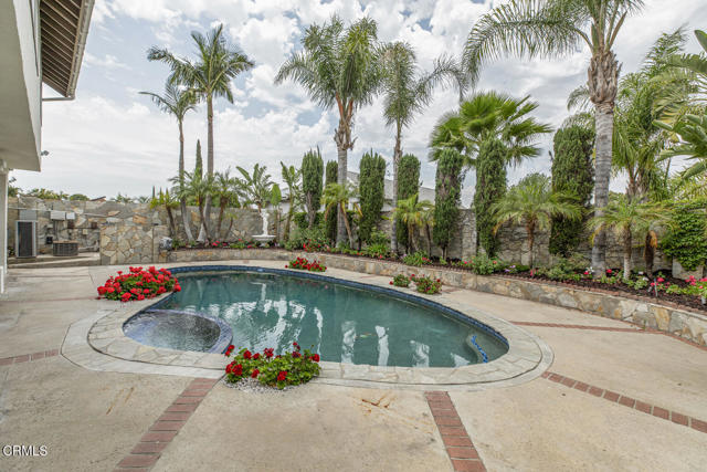8857 Bluffdale Dr, Sun Valley CA: https://media.crmls.org/mediaz/a18bfc97-0edf-474d-b146-718c7e6a8d47.jpg