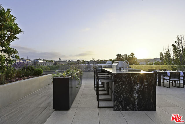 350 N Palm Drive, Beverly Hills CA: https://media.crmls.org/mediaz/a18c233b-f230-477b-9de5-d61042914c86.jpg