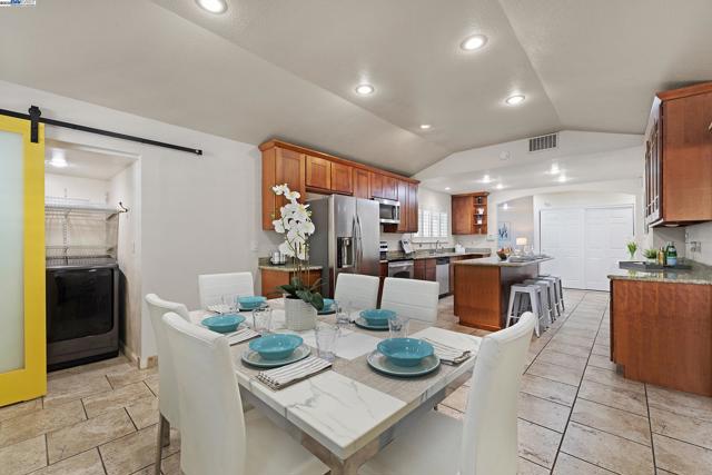 4955 Swindon Pl, Newark CA: https://media.crmls.org/mediaz/a18c2e81-2c58-416c-8a6d-201f528e929a.jpg