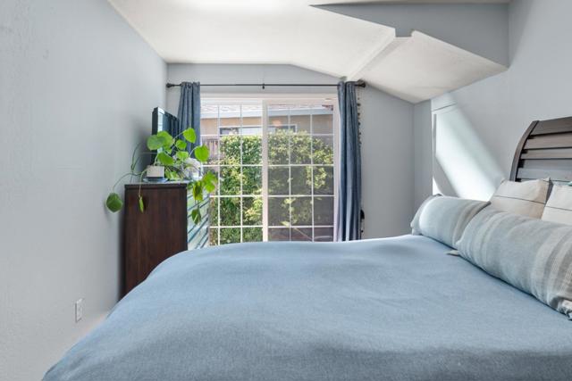 4 Athlone Way, Menlo Park CA: https://media.crmls.org/mediaz/a18d800f-c75d-4386-b227-05264394b11f.jpg