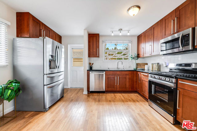 5728 Columbus Avenue Avenue, Sherman Oaks CA: https://media.crmls.org/mediaz/a18dc3d3-279d-4614-98d3-8712b77bbb3a.jpg