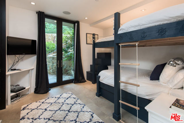 32852 Pacific Coast Highway, Malibu CA: https://media.crmls.org/mediaz/a18ee37a-078e-4882-b3ea-c2d125dd5567.jpg