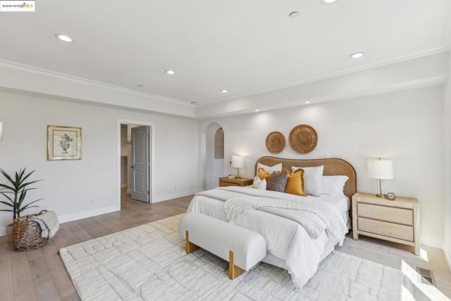 530 Gravatt Dr, Berkeley CA: https://media.crmls.org/mediaz/a18f3ec1-2b56-4595-b04b-e017a6c70deb.jpg