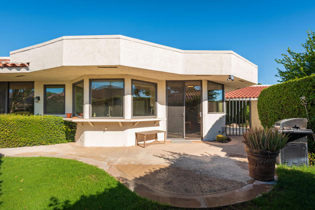 9 Wake Forest Court, Rancho Mirage CA: https://media.crmls.org/mediaz/a1906de9-6121-44a5-8f8c-0b49e701caa5.jpg