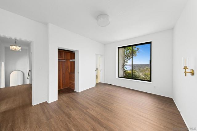 7520 Hillside Dr, La Jolla CA: https://media.crmls.org/mediaz/a190be1b-c62c-4880-8608-4da0b73829f5.jpg