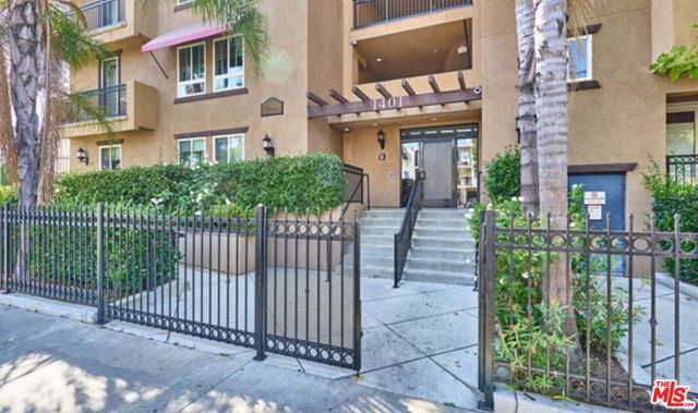 1401 S St Andrews Place, Los Angeles CA: https://media.crmls.org/mediaz/a1917d16-7d1b-4a55-9da0-38f1b76aeb3b.jpg