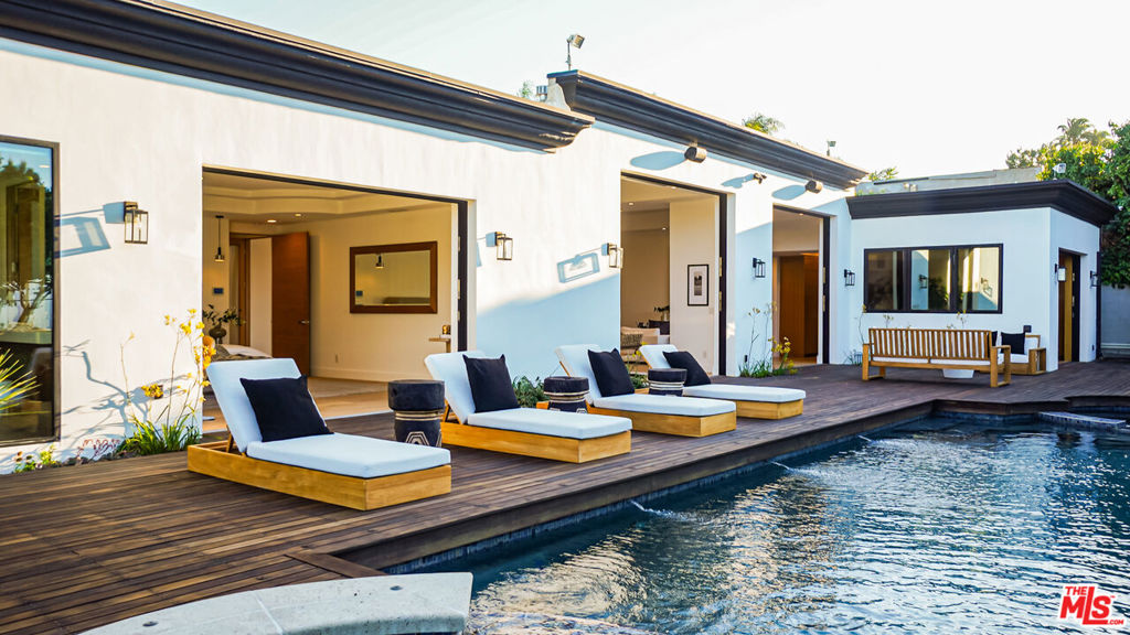 3/4 Sloan Drive — Contemporary