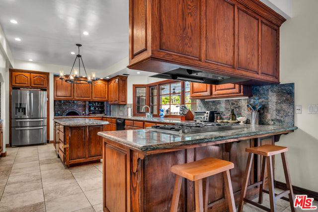 6024 Woodland View Drive, Woodland Hills CA: https://media.crmls.org/mediaz/a1929914-34fc-4531-aa3d-47c61c7002da.jpg