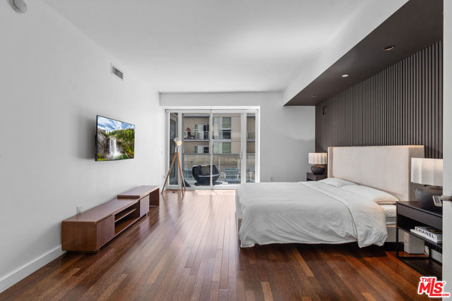 6250 Hollywood Boulevard, Los Angeles CA: https://media.crmls.org/mediaz/a193412d-a77d-4e6a-adf8-c0bc582baf6a.jpg