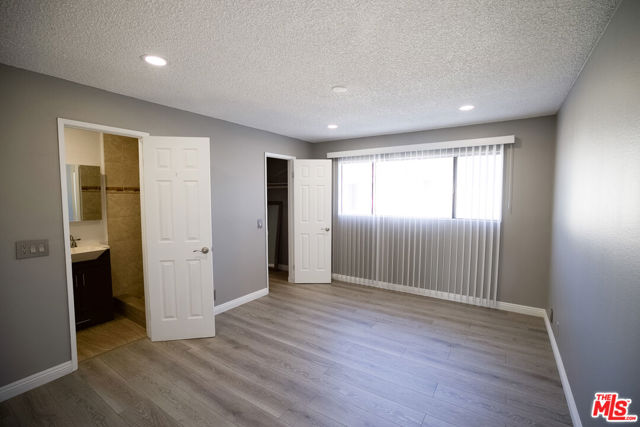 1013 Allen Avenue, Glendale CA: https://media.crmls.org/mediaz/a19560ac-5a67-4ce8-9ed2-28af610e0bce.jpg