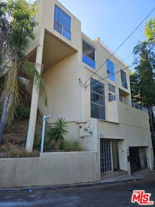 8613 Franklin Avenue, Los Angeles CA: https://media.crmls.org/mediaz/a1959a5d-961f-4af8-9fc8-24bfcf9ec532.jpg