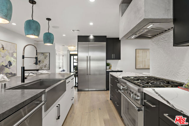 712 N Keystone Street, Burbank CA: https://media.crmls.org/mediaz/a196348c-2d34-4e32-9f65-03c2278116ac.jpg