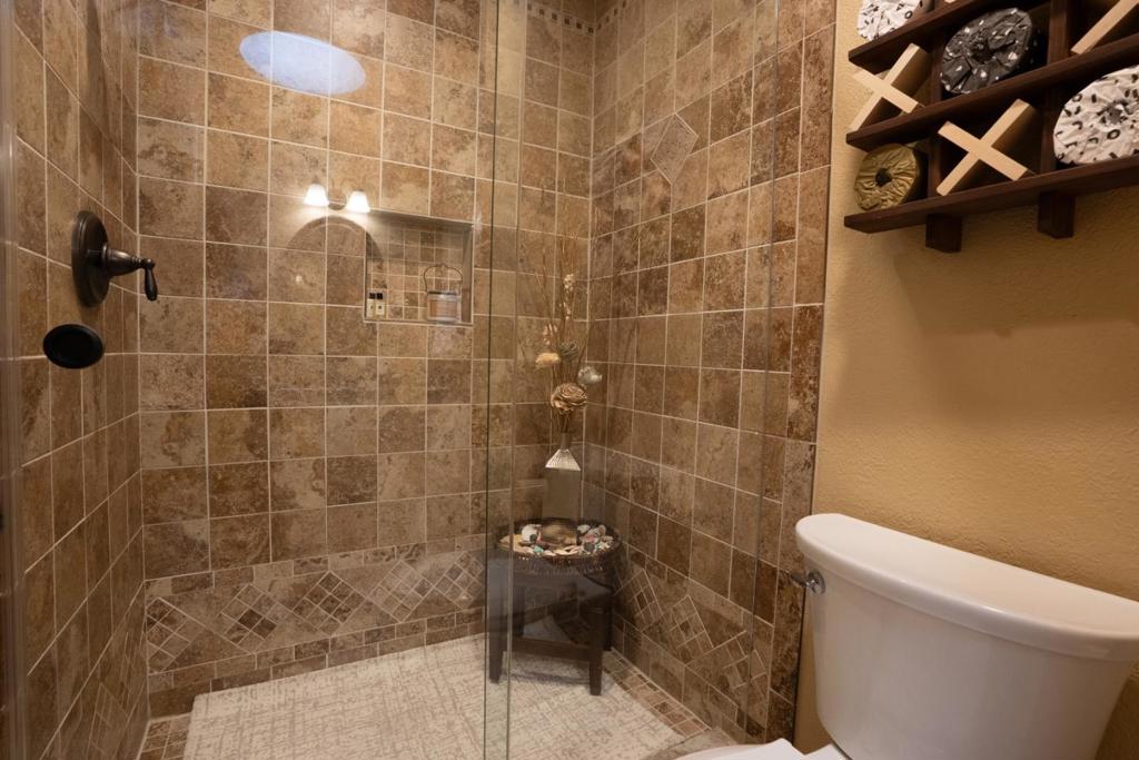 https://media.crmls.org/mediaz/a19675e6-c059-47fc-bc09-84ba7773fe3c.jpg?preset=X-Large