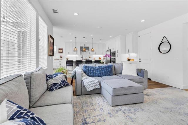 273 Skyview Drive, Marina CA: https://media.crmls.org/mediaz/a1978b74-5d54-4cd4-a846-92f9516c5e20.jpg