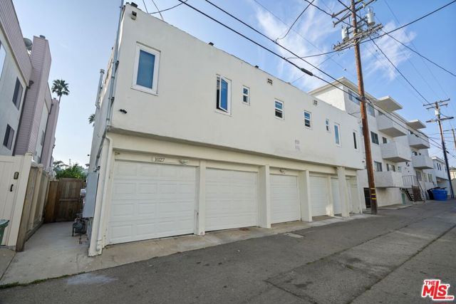 1027 12th Street, Santa Monica CA: https://media.crmls.org/mediaz/a198371c-82e1-4729-be0d-78bec88b1019.jpg