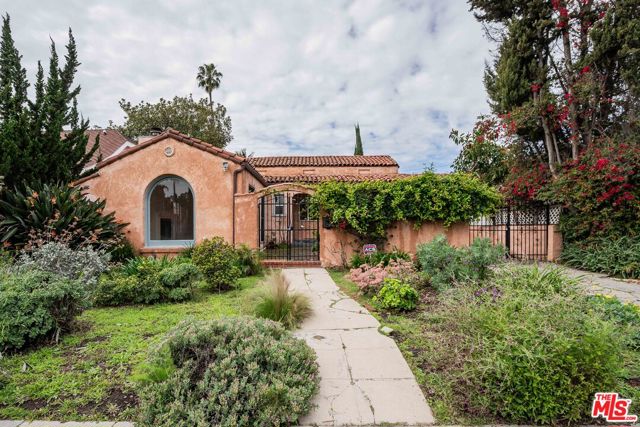 127 S Carson Road, Beverly Hills CA: https://media.crmls.org/mediaz/a198d53c-327d-4d10-8b4b-17bd97fbe572.jpg