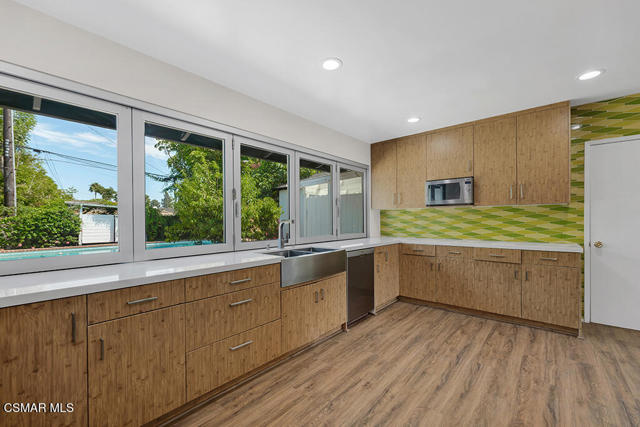 1558 Norwich Avenue, Thousand Oaks CA: https://media.crmls.org/mediaz/a19906f0-9bb4-486c-aed7-ceefa08f7be1.jpg