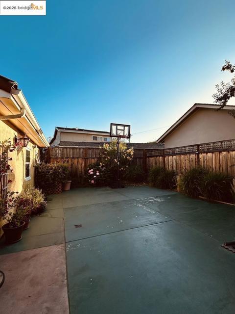 765 Farringdon LN, Burlingame CA: https://media.crmls.org/mediaz/a19956c8-87df-4274-975c-d3a5a7c70e99.jpg