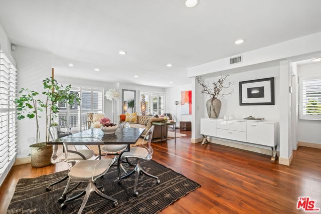 17 20th Avenue, Venice CA: https://media.crmls.org/mediaz/a199f277-2e56-4398-9c0f-5c6345e4dbc3.jpg