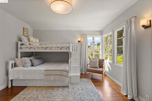 5701 La Salle Ave, Oakland CA: https://media.crmls.org/mediaz/a19cd80c-7419-478f-97c4-5073e2f27fb0.jpg