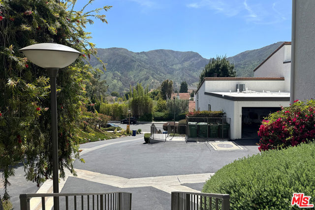 17109 Palisades Circle, Pacific Palisades CA: https://media.crmls.org/mediaz/a19d1291-b67b-44e6-9b8d-b1b69601aa05.jpg