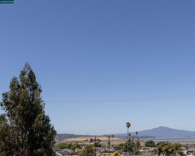 4105 Markovich Ct, Richmond CA: https://media.crmls.org/mediaz/a19d2951-97d0-4b07-9a45-c6e8b2edaabc.jpg