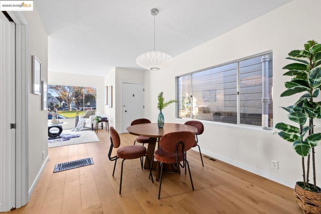 1241 Park Ave, Alameda CA: https://media.crmls.org/mediaz/a19fb6ed-5474-4945-948e-badae7898aa4.jpg