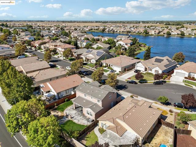 124 Clear Lake Ct, Oakley CA: https://media.crmls.org/mediaz/a1a06db0-5661-4eb5-ab80-387af28ffdf7.jpg