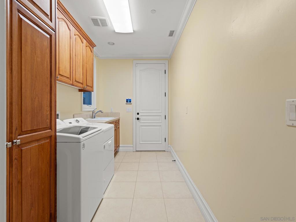 https://media.crmls.org/mediaz/a1a117d8-7952-422d-b248-0383a462fd09.jpg?preset=X-Large