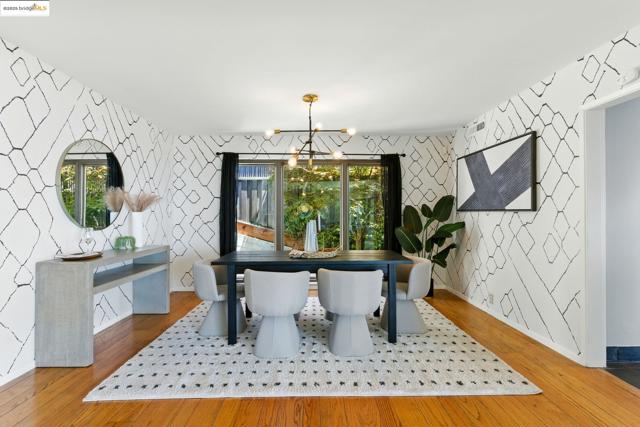 25 Holyrood Manor, Oakland CA: https://media.crmls.org/mediaz/a1a1f3d4-fdc6-4b0e-828c-2e80c0010d71.jpg
