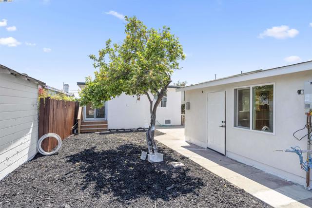 5542 Harvey Ave, Oakland CA: https://media.crmls.org/mediaz/a1a2c624-71f8-4262-b0be-33e3cfe0f7d0.jpg
