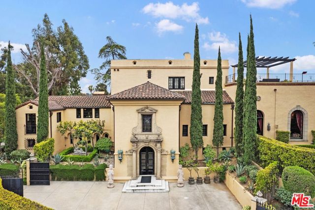 4320 Cedarhurst Circle, Los Angeles CA: https://media.crmls.org/mediaz/a1a2e94b-40eb-4e6a-b8c3-32eb1a2bcdf9.jpg