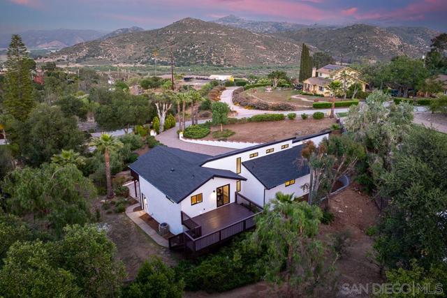 2927 Lawrence Ln, Escondido CA: https://media.crmls.org/mediaz/a1a3289a-9dd0-4db3-bc33-3b52bb34fe19.jpg
