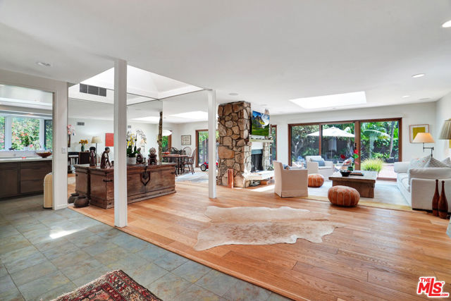 30612 Sicomoro Drive, Malibu CA: https://media.crmls.org/mediaz/a1a3c6ea-cf8b-4aa7-bb00-d7c9f645cfb8.jpg