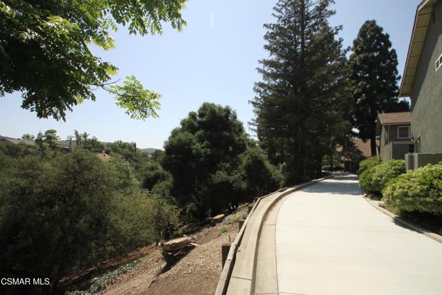 565 Serento Circle, Thousand Oaks CA: https://media.crmls.org/mediaz/a1a3e28a-aac5-490d-8ecf-b7a40207ef72.jpg