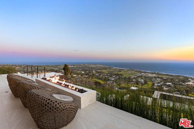 5366 Horizon Drive, Malibu CA: https://media.crmls.org/mediaz/a1a510f1-29d6-42bf-a19d-445051f5c8b9.jpg