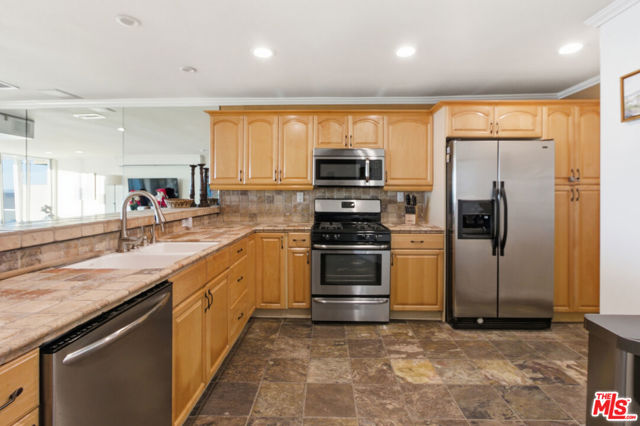 20456 Pacific Coast Highway, Malibu CA: https://media.crmls.org/mediaz/a1a58bab-8275-4106-b590-49076f646aee.jpg