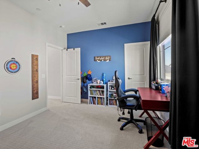27717 Knoll View Place, Valencia CA: https://media.crmls.org/mediaz/a1a5ade8-e550-419f-98c7-149b94c42e81.jpg